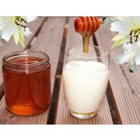 Duftkerze Milk & Honey im Glas 270g mit Holzdocht